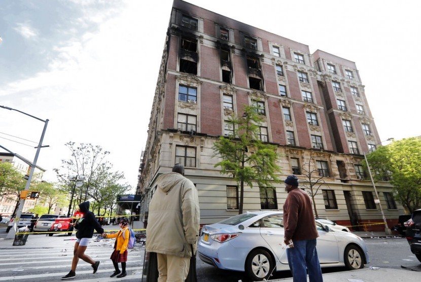 Sebanyak enam orang, termasuk empat anak-anak meninggal dalam kebakaran apartemen di Harlem, New York, Rabu (8/5).