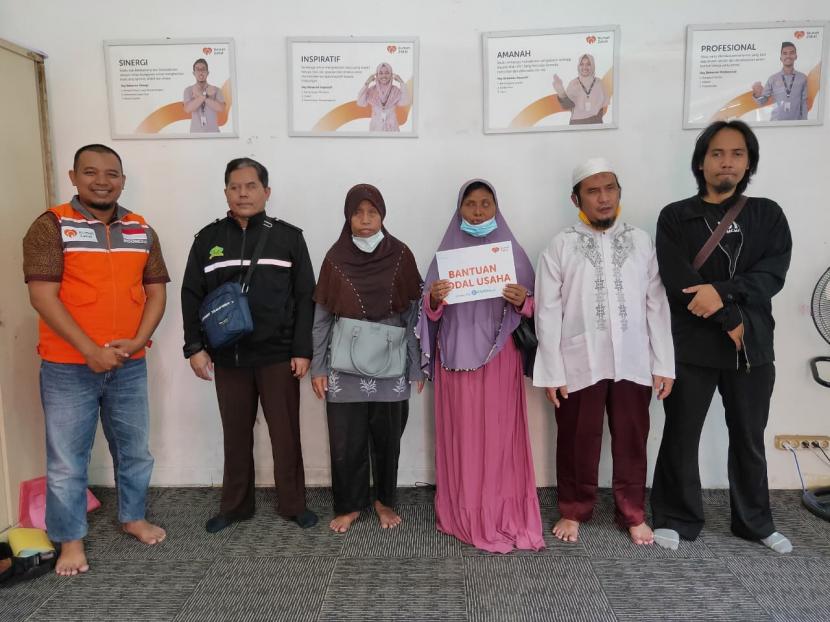 Sebanyak enam orang tunanetra menerima bantuan modal usaha dari Rumah Zakat, Jumat (7/1/2022).