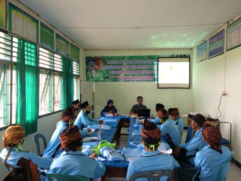 Sebanyak enam pelatihan Training of Farmers (TOF) proyek SIMURP digelar di Kabupaten Lombok Tengah, Nusa Tenggara Barat. Pelatihan ini digelar untuk meningkatkan pengetahuan dan kemampuan petani dan penyuluh.