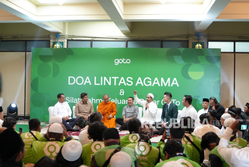 Sebanyak enam pemuka agama hadir bersama ribuan driver Gojek dan ratusan karyawan PT GoTo Gojek Tokopedia Tbk (GOTO) dalam acara bertajuk Doa Lintas Agama dan Silaturahmi Keluarga Besar GoTo yang digelar di Aula Masjid Raya Pondok Indah, Jakarta, Jumat malam (12/9).