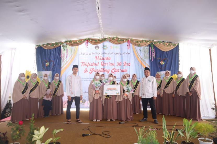 Sebanyak enam penerima beasiswa BMHberhasil menempuh wisuda tahfidz di MTs dan MA Al-Burhan, Jawa Tengah,  Ahad (15/1/2023).