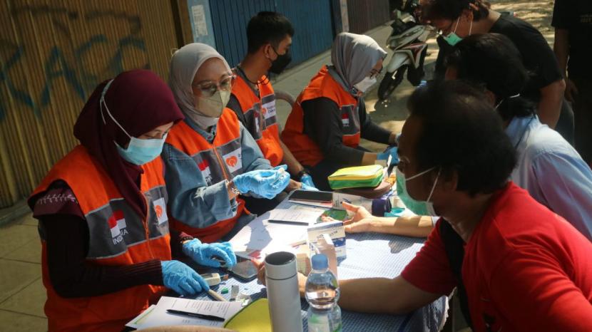 Sebanyak enam Relawan Rumah Zakat Cikarang bersama dokter dan tim medis menggelar aksi pemeriksaan kesehatan yang ditujukan untuk para pemulung di Cikarang Barat, Ahad (7/8/2022). 
