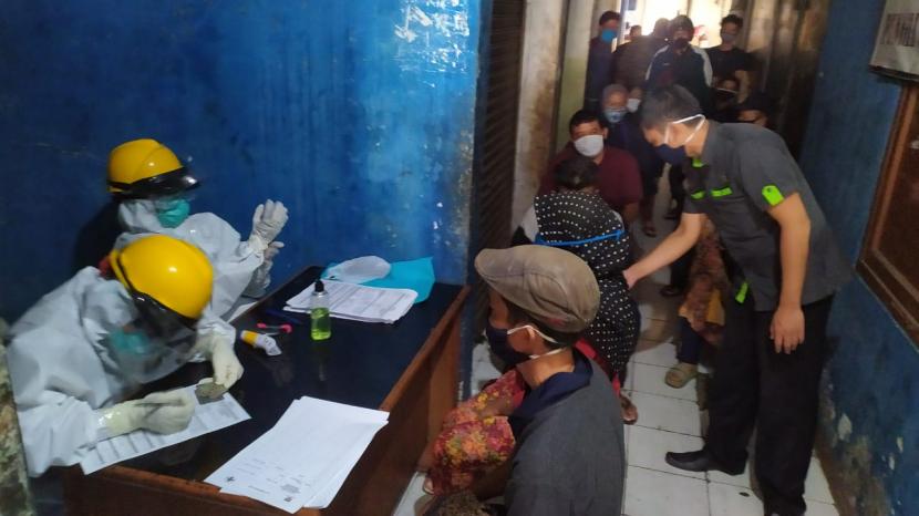 Sebanyak kurang lebih 200 pedagang di Pasar Leuwipanjang menjalani tes cepat atau rapid tes covid-19, Kamis (11/6) yang dilakukan oleh Dinas Kesehatan (Dinkes) Kota Bandung. Pengetesan dilakukan menyusul adanya seorang pedagang pasar yang dinyatakan positif covid-19 beberapa waktu lalu.