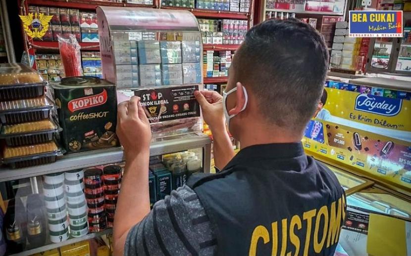 Sebanyak lebih dari 2,7 juta batang rokok dan 353 ribu batang tembakau iris ilegal berhasil diamankan petugas Bea Cukai di tiga daerah yaitu Bandar Lampung, Palembang, dan Pontianak. 
