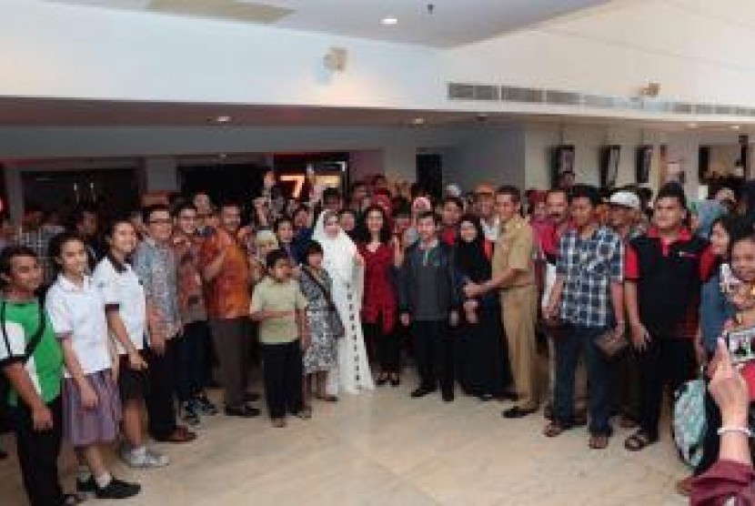 Sebanyak ratusan tunanetra berfoto bersama usai acara acara Nonton Bersama Film Jingga di Blitehaplex PVJ-Bandung, Jawa Barat, Rabu (24/2)