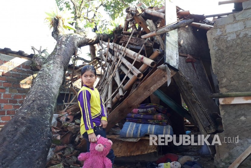 Sebanyak satu unit rumah warga di Kampung Cidadap Desa Kutasirna, Kecamatan Cisaat Kabupaten Sukabumi rusak diterjang angin kencang Senin (3/7) malam.