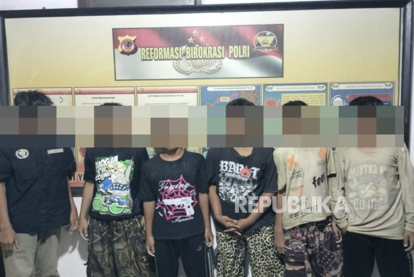 Sebanyak sepuluh remaja diamankan oleh petugas Polsek Arahan Polres Indramayu saat hendak tawuran di Desa Linggajati, Kecamatan Arahan, Kabupaten Indramayu. Dari sepuluh remaja itu, enam diantaranya masih dibawah umur. 