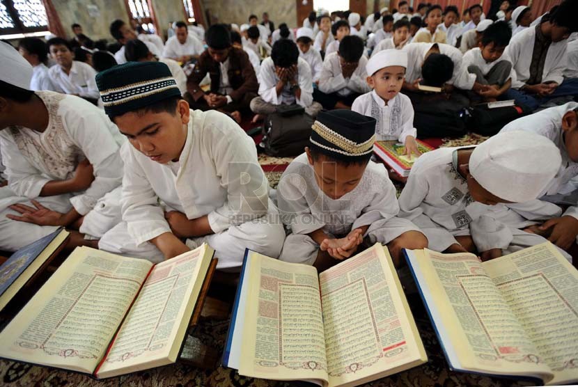  Sebanyak seribu anak melakukan khataman Alquran dan doa bersama di Masjid Sunda Kelapa, Jakarta (Ilustrasi)
