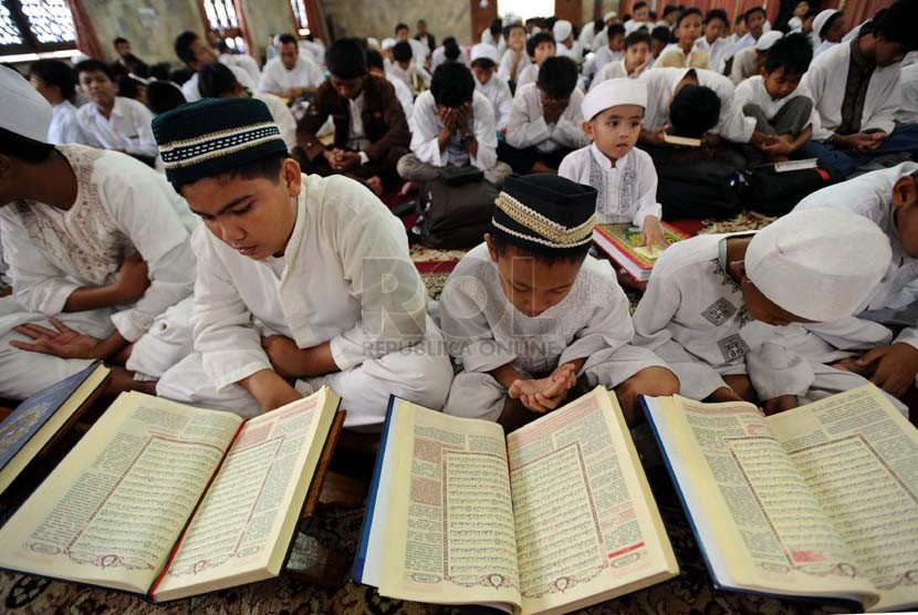  Sebanyak seribu anak melakukan khataman Alquran dan doa bersama di Masjid Sunda Kelapa, Jakarta, Ahad (23/2). (Republika/Tahta Aidilla)