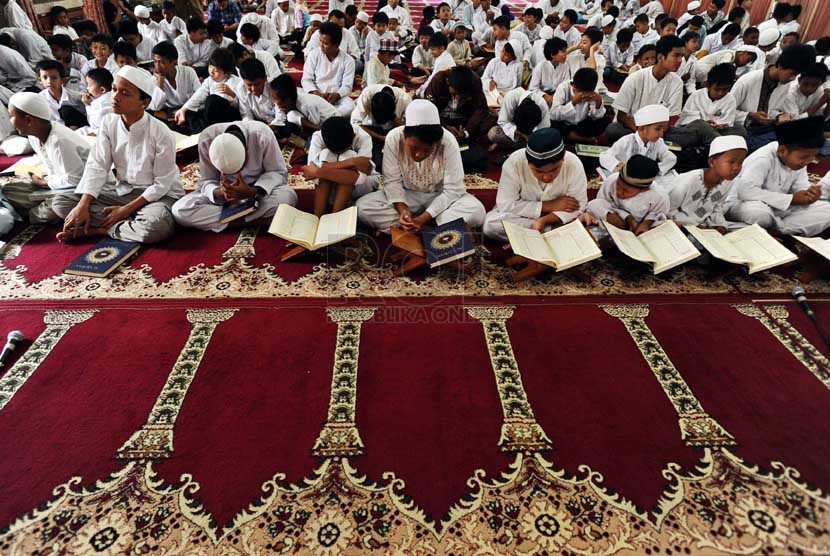 Sebanyak seribu anak melakukan khataman Alquran dan doa bersama di Masjid Sunda Kelapa, Jakarta. (Republika/Tahta Aidilla)