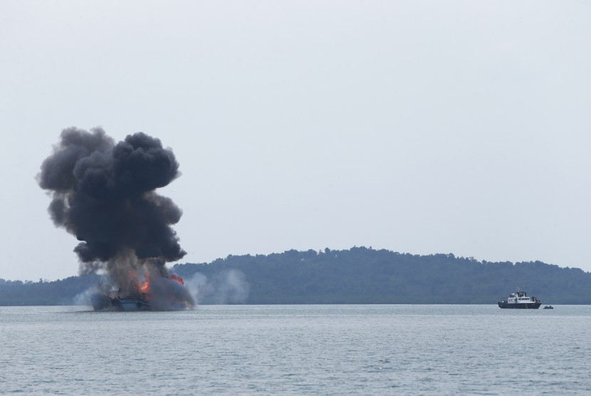 Sebanyak tiga buah kapal milik nelayan Thailand dan Vietnam diledakkan di laut Batam, Kepulauan Riau, Selasa (20/10).