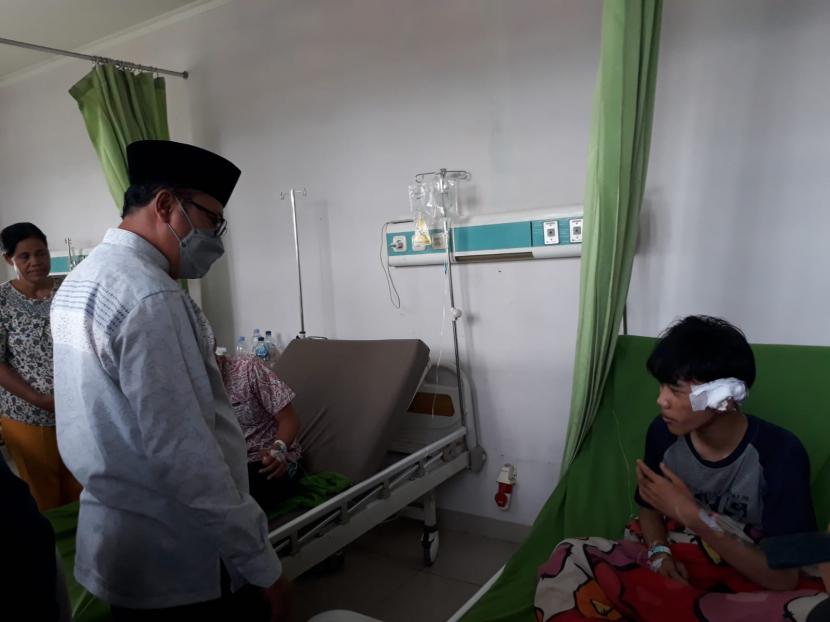 Sebanyak tiga orang pelajar SMA Negeri 5 Kota Sukabumi mengalami luka-luka akibat dibacok orang tidak dikenal yang menggunakan sepeda motor pada Senin (30/5/2022) sore lalu. 
