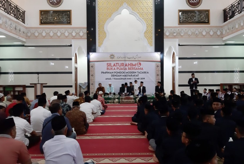  Sebanyak tiga ribuan orang memadati area Masjid az-Zaki Pondok Modern Tazakka, Bandar, Batang, Jawa Tengah pada Ahad (12/5). 