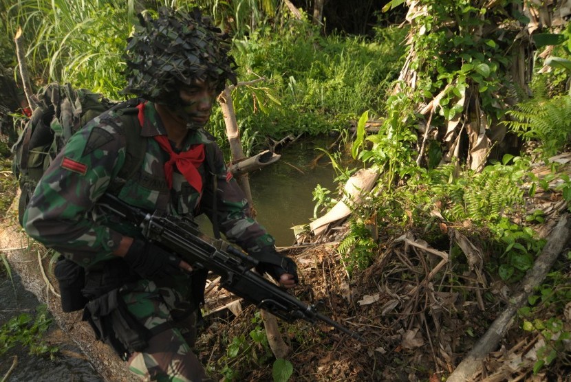 Prajurit bersenjata mencari kelompok Santoso