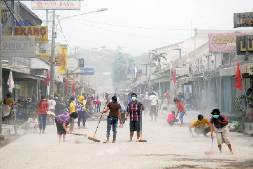 Sebaran abu vulkanik Kelud terasa hingga bagian barat Pulau Jawa.