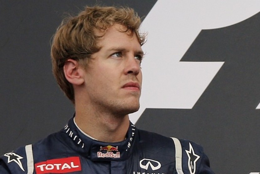 Sebastian Vettel bereaksi di podium Grand Prix Jerman, di Hockenheim setelah catatan waktunya dikurangi 20 detik. 