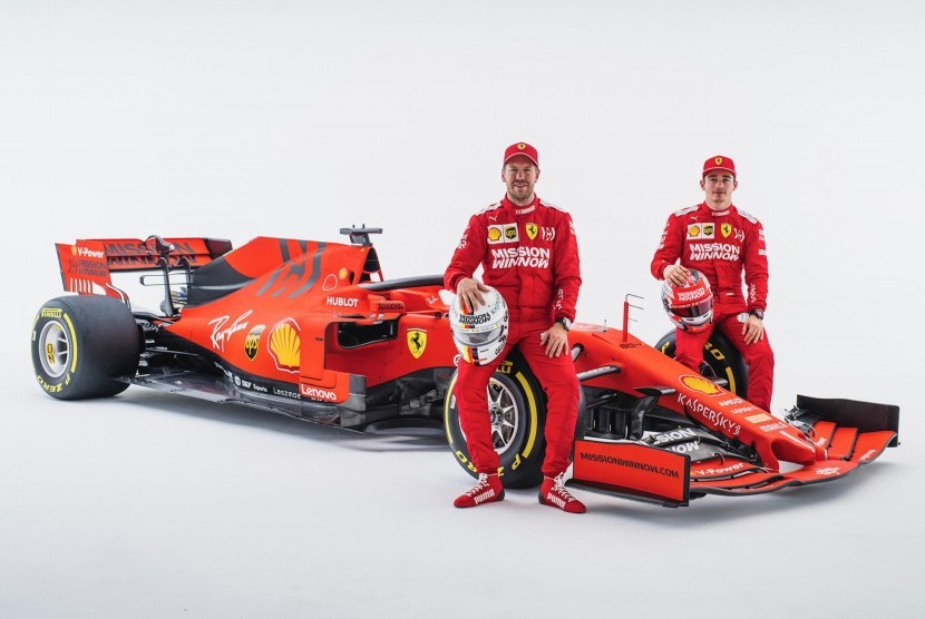 Sebastian Vettel dan Charles Leclerc (kanan).