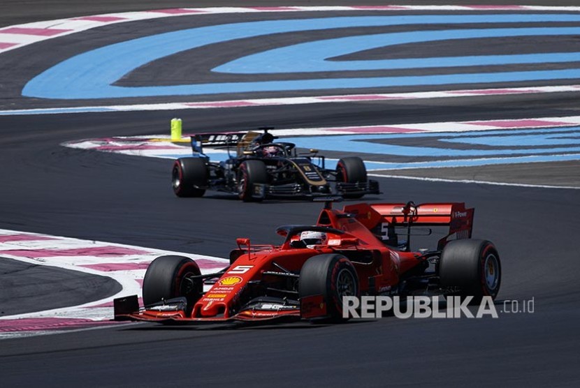 Mobil Scuderia Ferrari (kanan) melaju (Ilustrasi). Tim dan pembalap Formula 1 akan menjalani Grand Prix yang sangat berbeda tahun ini karena pandemi virus corona. 