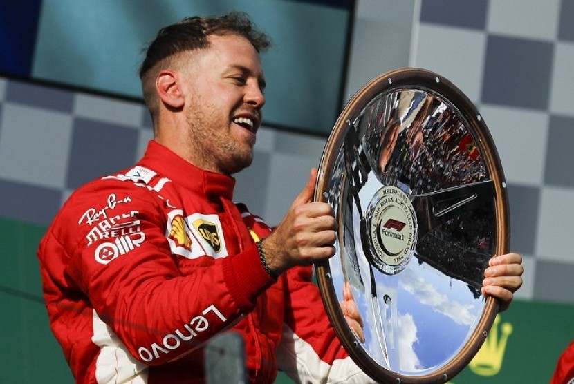 Sebastian Vettel mengangkat trofi juara GP Australia 2018, Ahad (25/3).