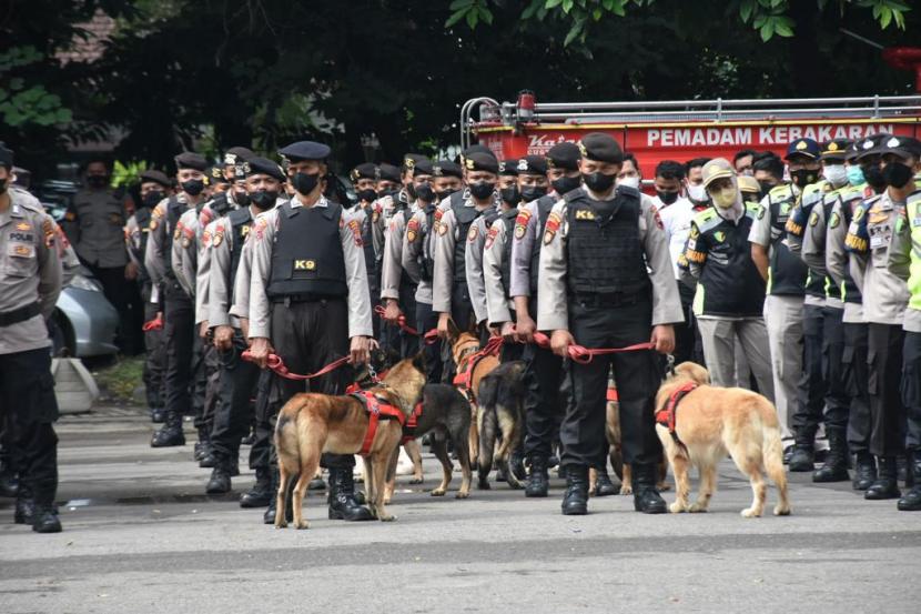 Sebelas Anjing Ras K9 sterilisasi dan deteksi bahan peledak selama acara di Kota Solo, Kamis (8/12)