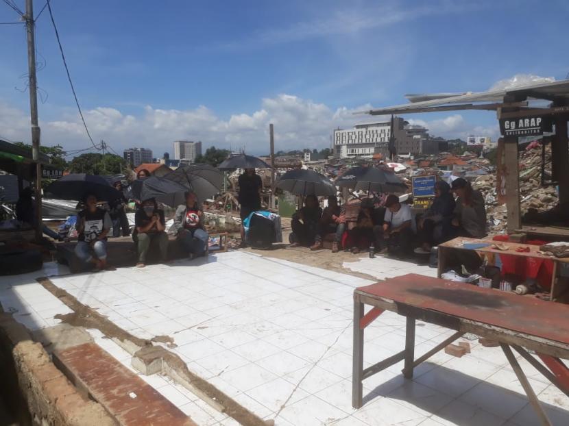 Warga RW 11 Tamansari Kota Bandung tetap bertahan dibekas penggusuran bangunan pada 19 Desember 2019. Mereka sudah hampir tiga bulan berada di lokasi bekas penggusuran, Selasa (10/3)