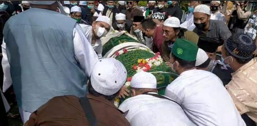 Sebelum dimakamkan di Ponpes Ahlul Quran, warga Kota Palembang menshalatkan jenazah KH Nawawi Dencik Al-Hafidz imam besar Masjid Agung SMB Palembang, Senin (28/6)
