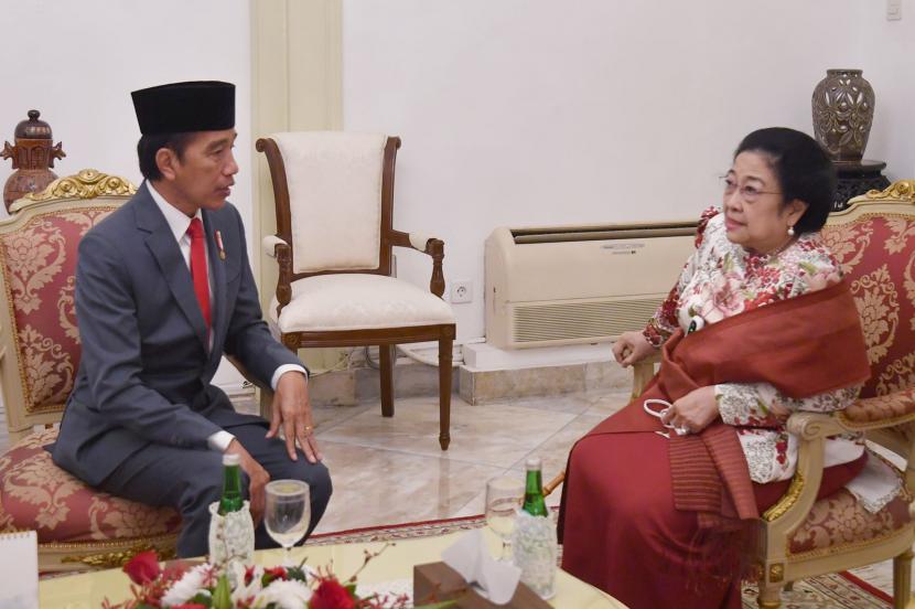 Sebelum melantik Dewan Pengarah, Kepala, dan Wakil Kepala BPIP, Presiden Joko Widodo bertemu dengan Presiden RI ke-5 Hj. Megawati Soekarnoputri di ruang tunggu Istana Negara, Jakarta, Selasa (7/6).