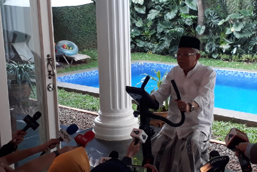 Sebelum mencoblos, calon wakil presiden (cawapres) nomor urut 01, KH Ma'ruf Amin, berolahraga menggunakan sepeda statis di kediamannya, Jalan Situbondo, Menteng, Jakarta Pusat, Rabu (17/4) pagi.