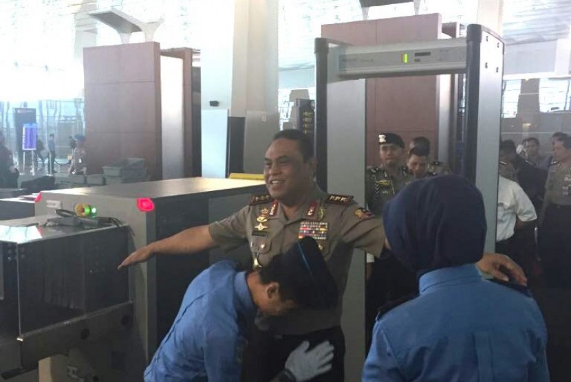 Sebelum terbang menuju Jambi, Komjen Syafruddin mengikuti prosedur pemeriksaan seperti penumpang lain di Bandara Soekarno-Hatta, Selasa (18/7).