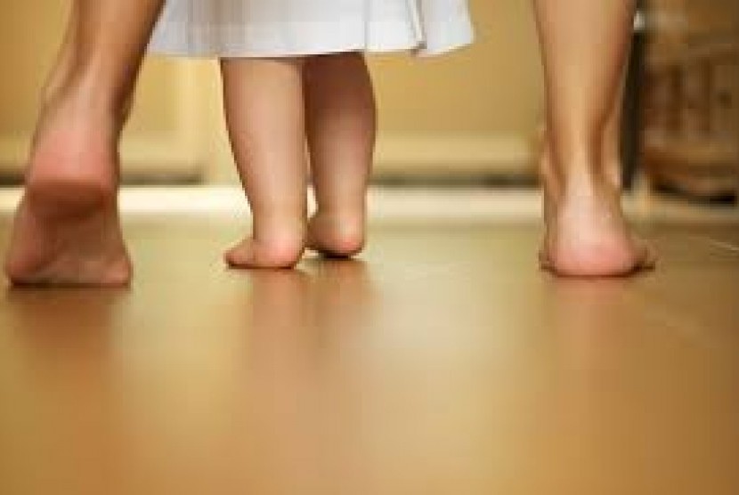 Sebenarnya sejak anak berumur tiga bulan orang tua perlu memberikan anak stimulasi untuk membantunya belajar berjalan menjelang anak berusia 1 tahun.