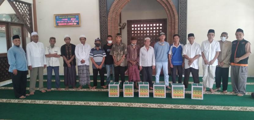 SEBI Social Fund (SSF), Sekolah Tinggi Ekonomi Islam SEBI menggandeng LAZ  Zakat Sukses menyalurkan bingkisan bahagia untuk dhuafa di Masjid Al Yarmuk, Bojongsari,  Depok, Ahad (1/5).