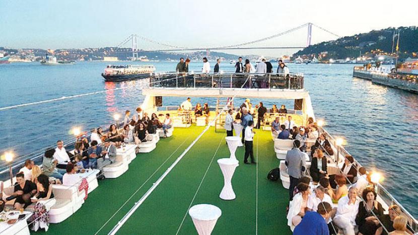 Sebuah acara pesta di tur perahu di selat Bosphorus