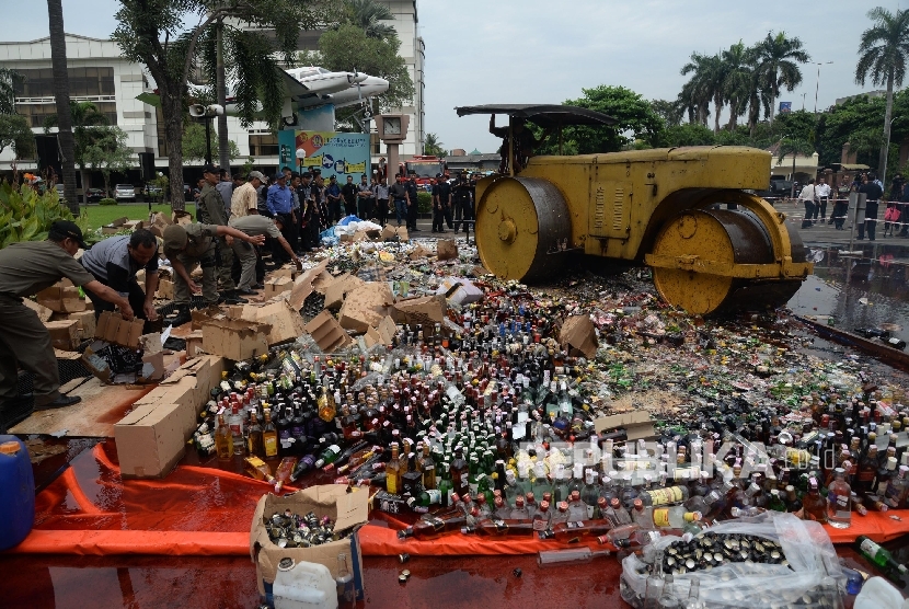 Sebuah alat berat dikerahkan guna memusnakan ribuan minuman keras impor ilegal yang berhasil disita Bea dan Cukai di Jakarta, Senin (20/6)