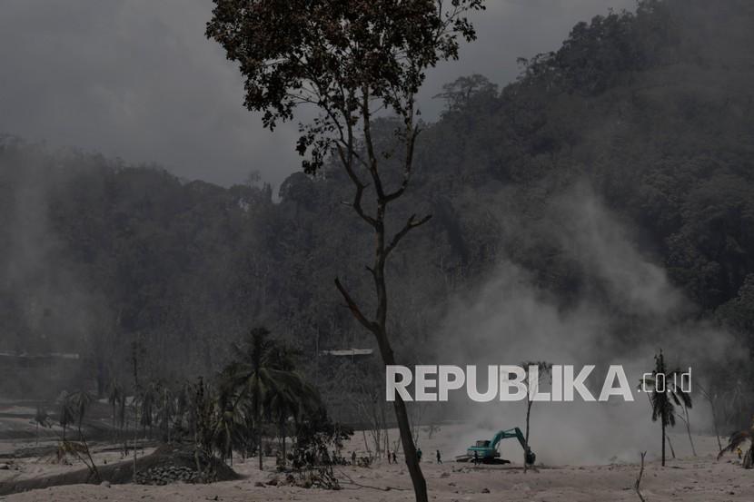 Sebuah alat berat dikerahkan saat proses pencarian korban yang tertimbun material guguran awan panas Gunung Semeru di Desa Sumberwuluh, Kecamatan Candipuro, Kabupaten Lumajang, Jawa Timur, Selasa (7/12/2021). 