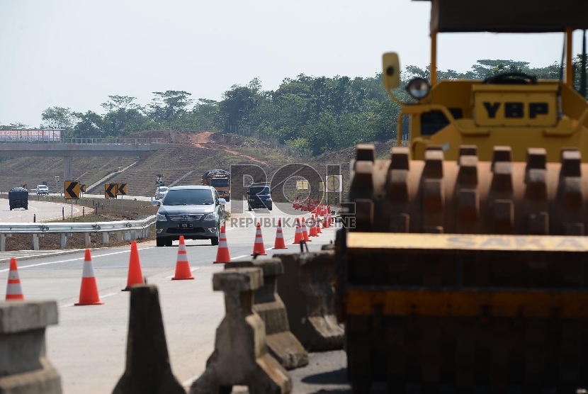 Sebuah alat berat dioperasikan oleh pekerja untuk memperbaiki bahu jembatan di Km 78 Jalan Tol Cipali, Jawa Barat, Jumat (26/6).  (Republika/Raisan Al Farisi)