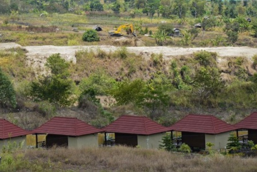 Sebuah alat berat melakukan pembukaan lahan untuk pembangunan hotel di kawasan wisata Sembalun, Selong, Lombok Timur, NTB (Ilustrasi)