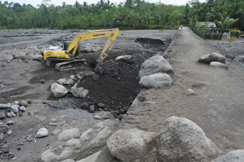 Badan Penanggulangan Bencana Daerah (BPBD) Jawa Timur mencatat ada lima jembatan yang putus terdampak banjir lahar dingin Gunung Semeru