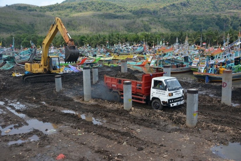 Sebuah alat berat mengeruk muara dermaga pelabuhan Puger, Jember, Jawa Timur, Selasa (12/11). Kementerian Pekerjaan Umum RI mengucurkan dana Rp. 1 miliar untuk perbaikan fasilitas di Puger, seperti untuk pengerukan sedimentasi yang mengakibatkan pendangkal