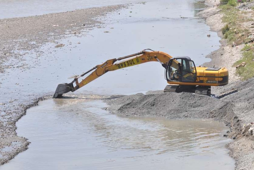 Sebuah alat berat mengeruk pasir dan lumpur dari bagian sungai yang mengalami pendangkalan di Muara Sungai Palu di Palu, Sulawesi Tengah, Rabu (26/9).
