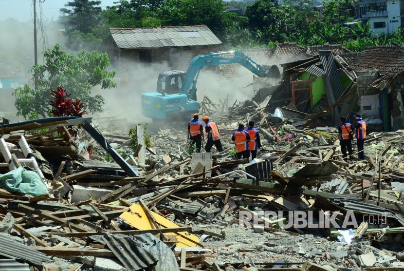 Sebuah alat berat menghancurkan rumah-rumah di tanah aset milik PT Kereta Api Indonesia (Persero) Daerah Operasional (Daop) 2 Bandung, di Kampung Sasakbeusi RT 05/04, Desa Gadobangkong, Kecamatan Ngamprah, Kabupaten Bandung Barat, Senin15/5). Pada penertiban terkait mega proyek kereta api cepat PT KCIC kali ini sebanyak 55 bangunan hancurkan