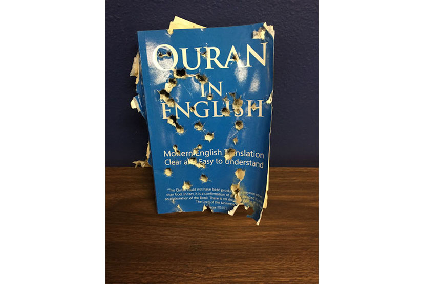Sebuah Alquran terjemahan Inggris penuh lubang bekas peluru ditemukan tergeletak di depan pintu sebuah toko busana Muslim di Anaheim, California, Selasa (1/12).