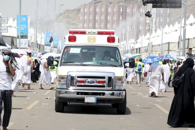 Sebuah ambulan mengangkut korban insiden Mina, Kamis (24/9). Akibat berdesakan, ratusan jamaah haji menjadi korban luka dan wafat saat hendak melempar jumrah.