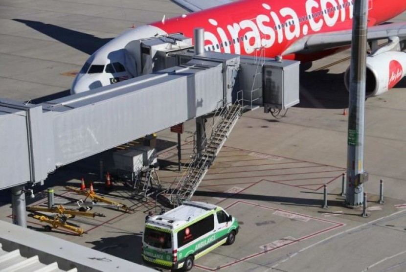  Sebuah ambulans bersiaga di dekat pesawat AirAsia di Bandara Perth.