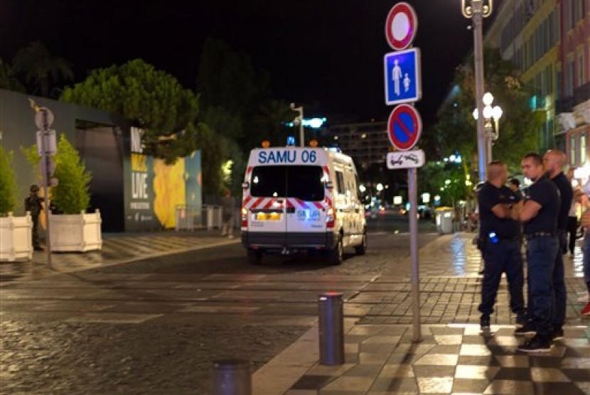 Sebuah ambulans dan sekelompok polisi terlihat setelah sebuah truk menyeruduk kerumunan warga yang berkumpul menyaksikan kembang api perayaan Bastille Day di Nice, Prancis, Jumat, 15 Juli 2016.
