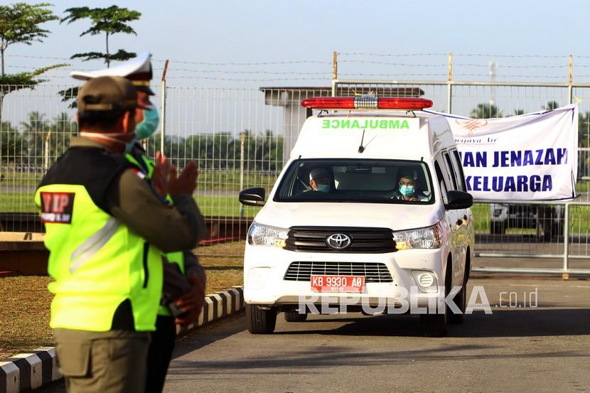 Sebuah ambulans yang membawa satu dari empat jenazah korban kecelakaan pesawat Sriwijaya Air berjalan keluar usai penyerahan, di Bandara Supadio, Kabupaten Kubu Raya, Kalimantan Barat, Kamis (21/1/2021). Empat jenazah korban kecelakaan pesawat Sriwijaya Air PK-CLC nomor penerbangan SJ 182 asal Kalbar yaitu Kolisun (Sambas), Mulyadi (Sintang), Shinta (Pontianak) dan Andi Syifa Kamila (Pontianak) yang telah teridentifikasi diserahkan kembali ke keluarga dan selanjutnya dimakamkan di daerah asal. 