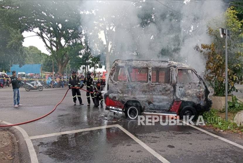 Sebuah angkot jurusan Kertawangunan-Pasar Baru di Kabupaten Kuningan, ludes terbakar, Kamis (9/1/2025). 