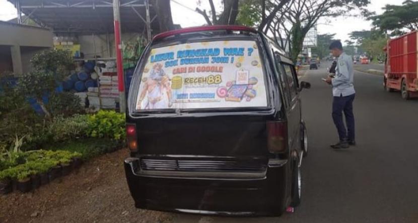 Sebuah angkot yang memasang iklan judi online ditertibkan di Kota Sukabumi, Ahad (22/5/2022)