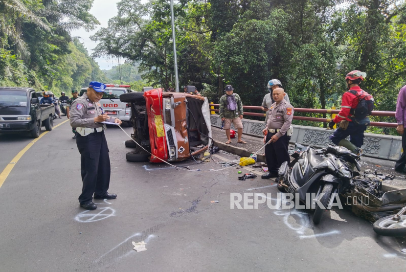 Sebuah angkotan kota (angkot) bernomor polisi Z 1935 AH oleng saat berhasil menyalip kendaraan yang berada di depannya di Jalan Cadaspangeran, Kabupaten Sumedang, Kamis (5/12/2024) pagi. Akibatnya, angkot terguling dan menabrak dua sepeda motor di jalur berlawanan. 