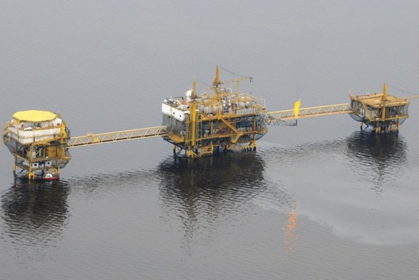 Sebuah anjungan minyak lepas pantai beroperasi di Selat Malaka, di ProvinsiRiau