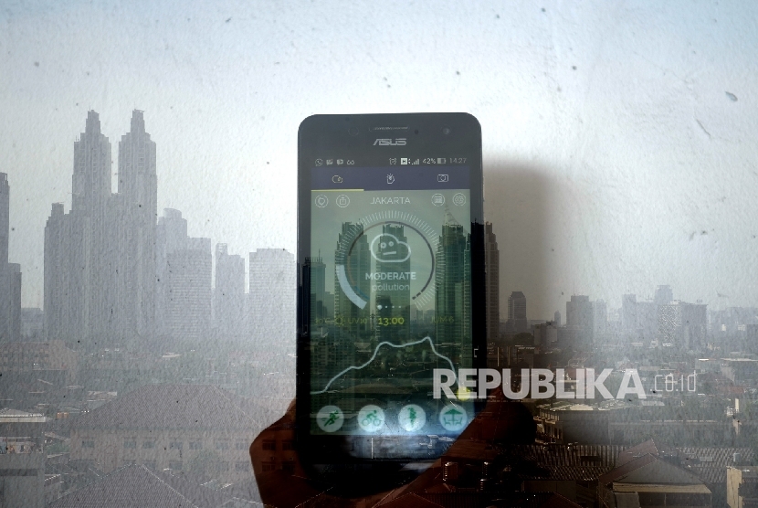 Sebuah aplikasi Plume menunjukan tingkat polusi Jakarta.